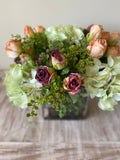 Arreglo Floral con Rosas e Hidrangeas con Follajes Artificiales en Base Cuadrada de Vidrio