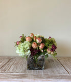 Arreglo Floral con Rosas e Hidrangeas con Follajes Artificiales en Base Cuadrada de Vidrio