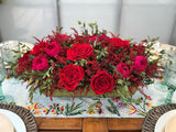 Centro de Mesa con Rosas Rojas y Peonias Preservadas en Base Rectangular de Hoja de Encino