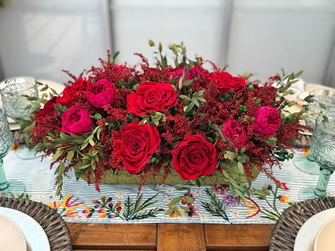 Centro de Mesa con Rosas Rojas y Peonias Preservadas en Base Rectangular de Hoja de Encino