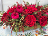 Centro de Mesa con Rosas Rojas y Peonias Preservadas en Base Rectangular de Hoja de Encino