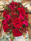 Centro de Mesa con Rosas Rojas y Peonias Preservadas en Base Rectangular de Hoja de Encino
