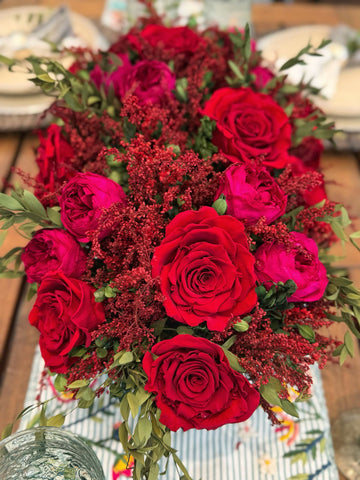 Centro de Mesa con Rosas Rojas y Peonias Preservadas en Base Rectangular de Hoja de Encino