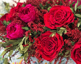 Centro de Mesa con Rosas Rojas y Peonias Preservadas en Base Rectangular de Hoja de Encino