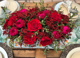 Centro de Mesa con Rosas Rojas y Peonias Preservadas en Base Rectangular de Hoja de Encino