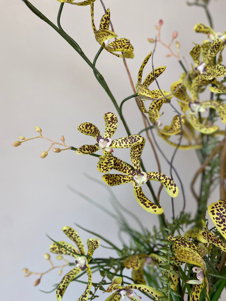 Orquideario 3/4 con Dendrobium Artificial en Base de Cerámica