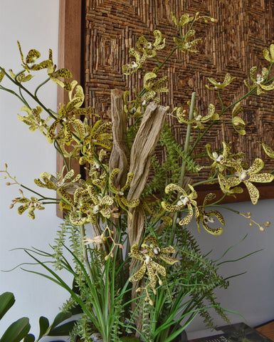 Orquideario con Dendrobium y Follajes Artificiales en Base de Cerámica