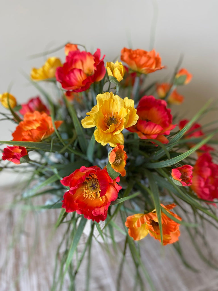 Arreglo Floral con Poppy y Follajes Artificiales en Base Cantera