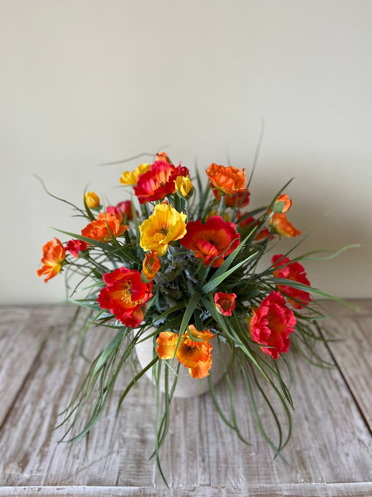 Arreglo Floral con Poppy y Follajes Artificiales en Base Cantera