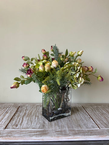 Arreglo Floral 3/4 con Rosas e Hidrangeas con Follajes Artificiales en Base Cuadrada de Vidrio