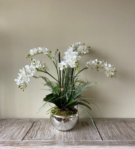 Orquideario con Mini Phalaenopsis y Follajes Artificiales en Base Tipo Espejo