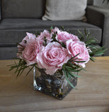 Arreglo Floral con Rosas Preservadas Color Rosa en Base Cuadrada de Vidrio con Agua Acrílica