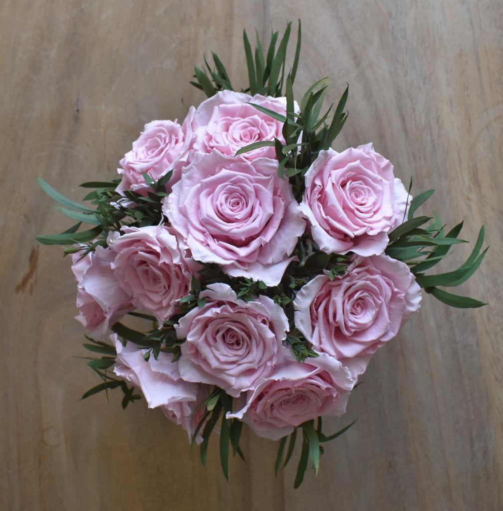 Arreglo Floral con Rosas Preservadas Color Rosa en Base Cuadrada de Vidrio con Agua Acrílica