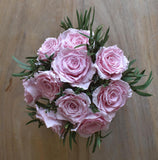Arreglo Floral con Rosas Preservadas Color Rosa en Base Cuadrada de Vidrio con Agua Acrílica
