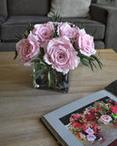 Arreglo Floral con Rosas Preservadas Color Rosa en Base Cuadrada de Vidrio con Agua Acrílica