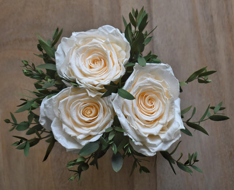 Arreglo Floral con Rosas Preservadas Champagne en Base Cuadrada de Vidrio con Agua Acrílica