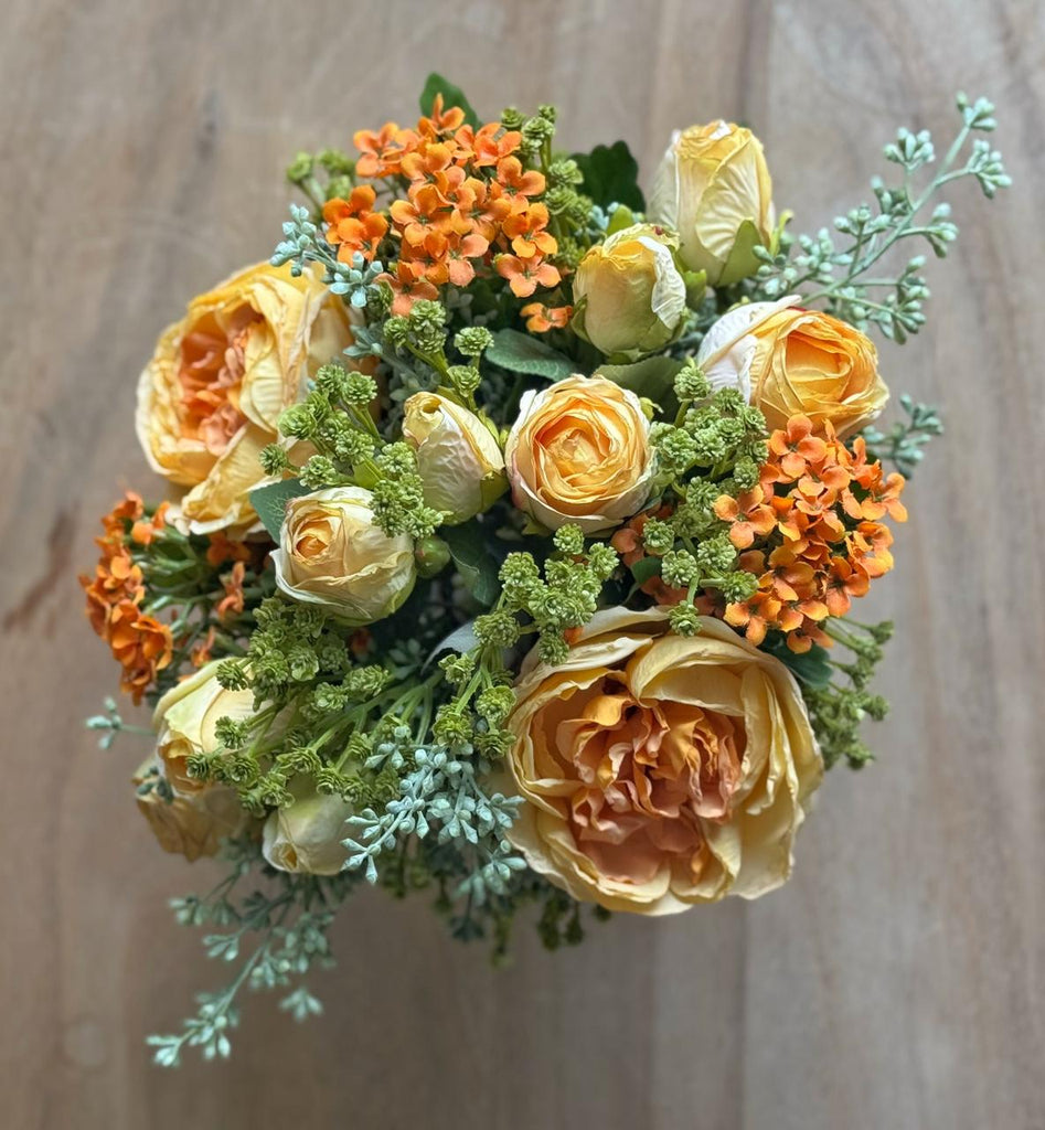 Arreglo Floral con Rosas Amarillas y Follajes Artificiales en Base Cuadrada de Vidrio
