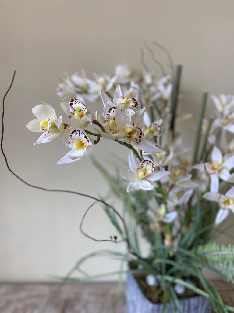 Orquideario con Cymbidium Artificial en Base Cantera