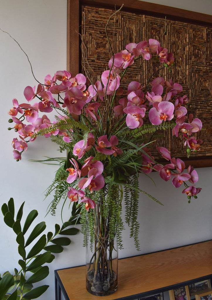 Orquideario con Phalaenopsis Rosas y Follajes Artificiales en Florero de Vidrio con Agua Acrílica