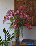 Orquideario con Phalaenopsis Rosas y Follajes Artificiales en Florero de Vidrio con Agua Acrílica