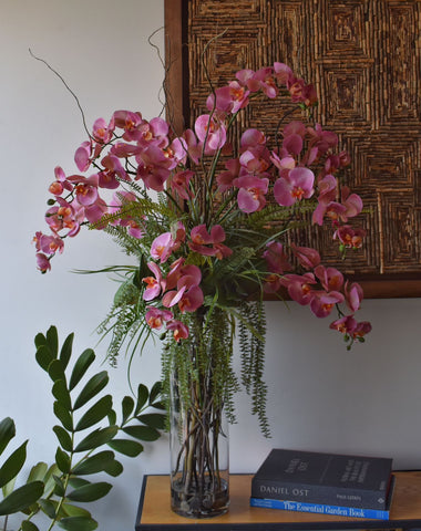 Orquideario con Phalaenopsis Rosas y Follajes Artificiales en Florero de Vidrio con Agua Acrílica