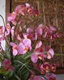 Orquideario con Phalaenopsis Rosas y Follajes Artificiales en Florero de Vidrio con Agua Acrílica