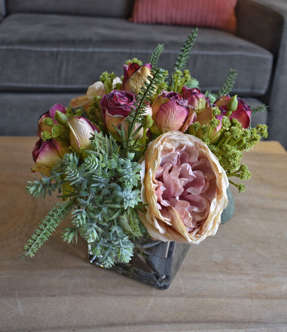 Arreglo Floral con Rosas y Follajes Artificiales en Base Cuadrada de Vidrio