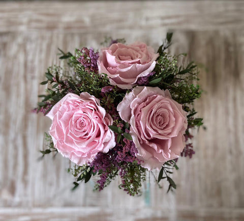Arreglo Floral con Rosas Preservadas Color Rosa en Base de Cerámica