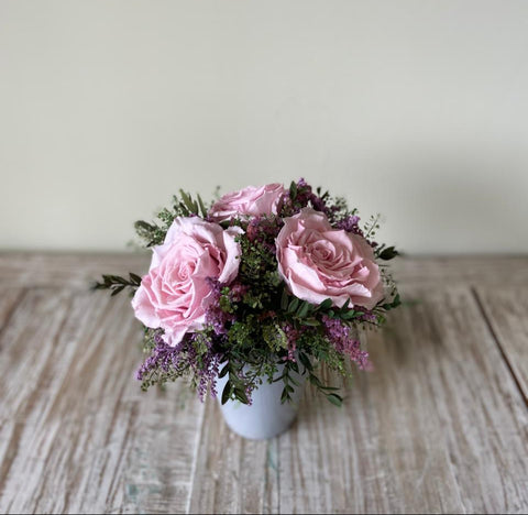 Arreglo Floral con Rosas Preservadas Color Rosa en Base de Cerámica