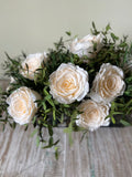 Arreglo Floral con Rosas Preservadas Champagne en Base Ovalada de Vidrio con Agua Acrílica
