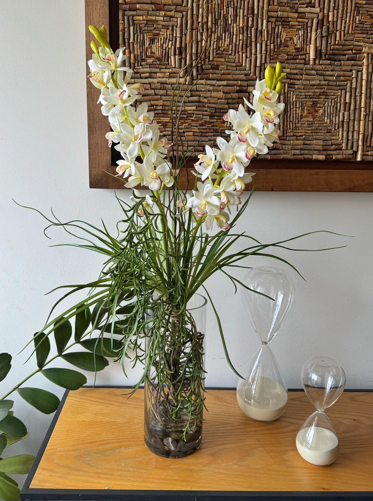 Orquideario con Cymbidium con Follajes Artificiales en Florero de Vidrio