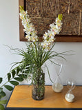 Orquideario con Cymbidium con Follajes Artificiales en Florero de Vidrio