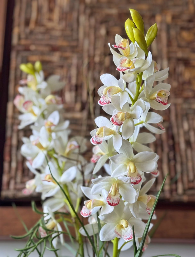 Orquideario con Cymbidium con Follajes Artificiales en Florero de Vidrio