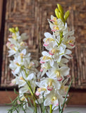 Orquideario con Cymbidium con Follajes Artificiales en Florero de Vidrio