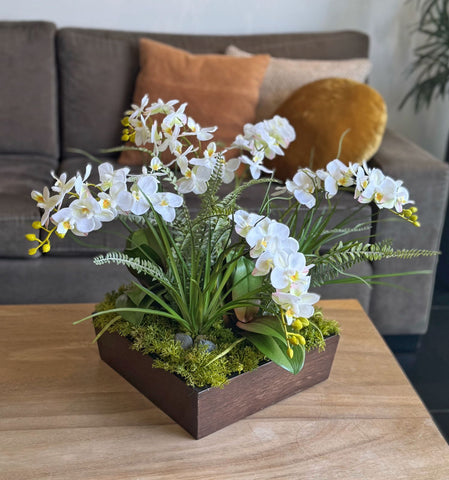 Orquideario con Mini Phalaenopsis y Follajes Artificiales en Base Cuadrada