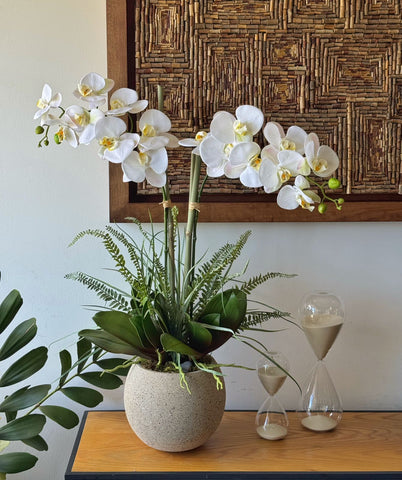 Orquideario con Dos Phalaenopsis y Follajes Artificiales en Base Cantera