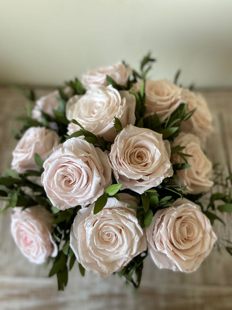 Arreglo Floral con Doce Rosas Preservadas Color Rosa Claro en Base Cuadrada de Vidrio con Agua Acrílica