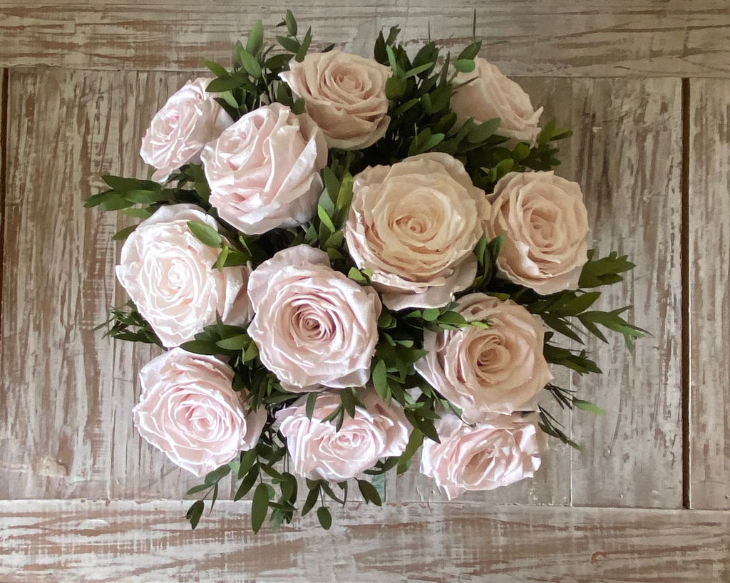 Arreglo Floral con Doce Rosas Preservadas Color Rosa Claro en Base Cuadrada de Vidrio con Agua Acrílica