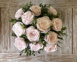 Arreglo Floral con Doce Rosas Preservadas Color Rosa Claro en Base Cuadrada de Vidrio con Agua Acrílica