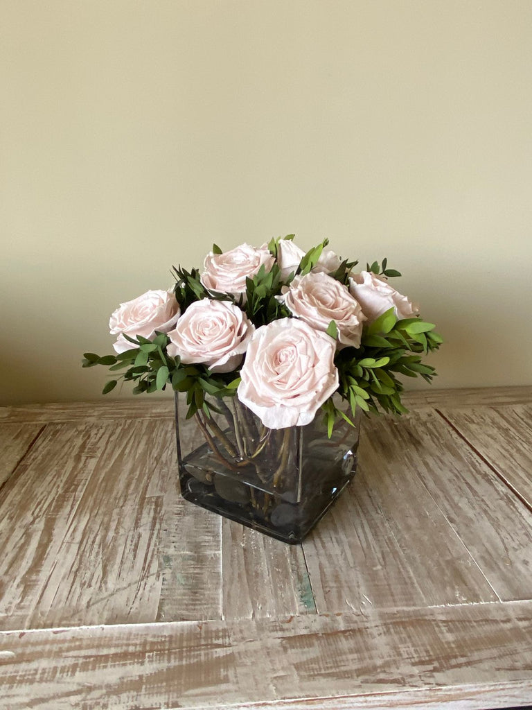 Arreglo Floral con Doce Rosas Preservadas Color Rosa Claro en Base Cuadrada de Vidrio con Agua Acrílica