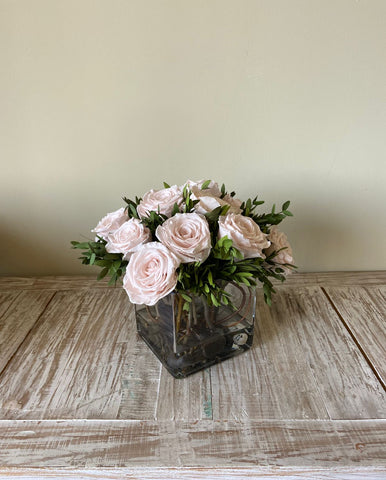 Arreglo Floral con Doce Rosas Preservadas Color Rosa Claro en Base Cuadrada de Vidrio con Agua Acrílica