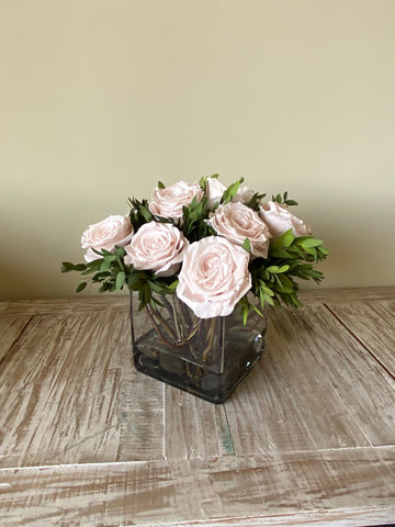 Arreglo Floral con Doce Rosas Preservadas Color Rosa Claro en Base Cuadrada de Vidrio con Agua Acrílica