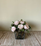 Arreglo Floral con Doce Rosas Preservadas Color Rosa Claro en Base Cuadrada de Vidrio con Agua Acrílica