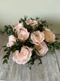 Arreglo Floral con Doce Rosas Preservadas Color Durazno Claro en Base Cuadrada de Vidrio con Agua Acrílica