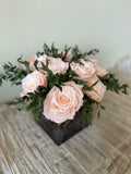 Arreglo Floral con Doce Rosas Preservadas Color Durazno Claro en Base Cuadrada de Vidrio con Agua Acrílica