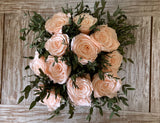 Arreglo Floral con Doce Rosas Preservadas Color Durazno Claro en Base Cuadrada de Vidrio con Agua Acrílica