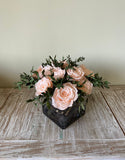 Arreglo Floral con Doce Rosas Preservadas Color Durazno Claro en Base Cuadrada de Vidrio con Agua Acrílica
