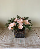 Arreglo Floral con Doce Rosas Preservadas Color Durazno Claro en Base Cuadrada de Vidrio con Agua Acrílica