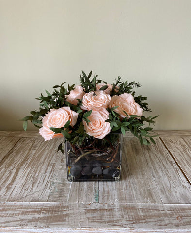 Arreglo Floral con Doce Rosas Preservadas Color Durazno Claro en Base Cuadrada de Vidrio con Agua Acrílica