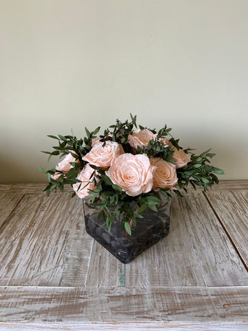 Arreglo Floral con Doce Rosas Preservadas Color Durazno Claro en Base Cuadrada de Vidrio con Agua Acrílica